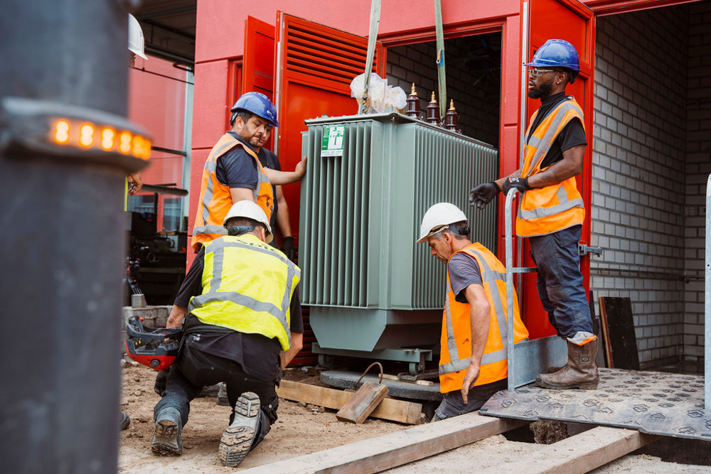 vier mannen instaleren een energievoorziening