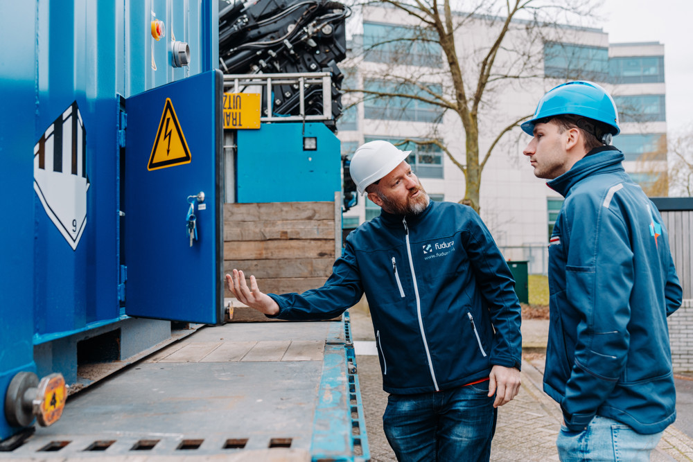 twee mannen bij een batterij