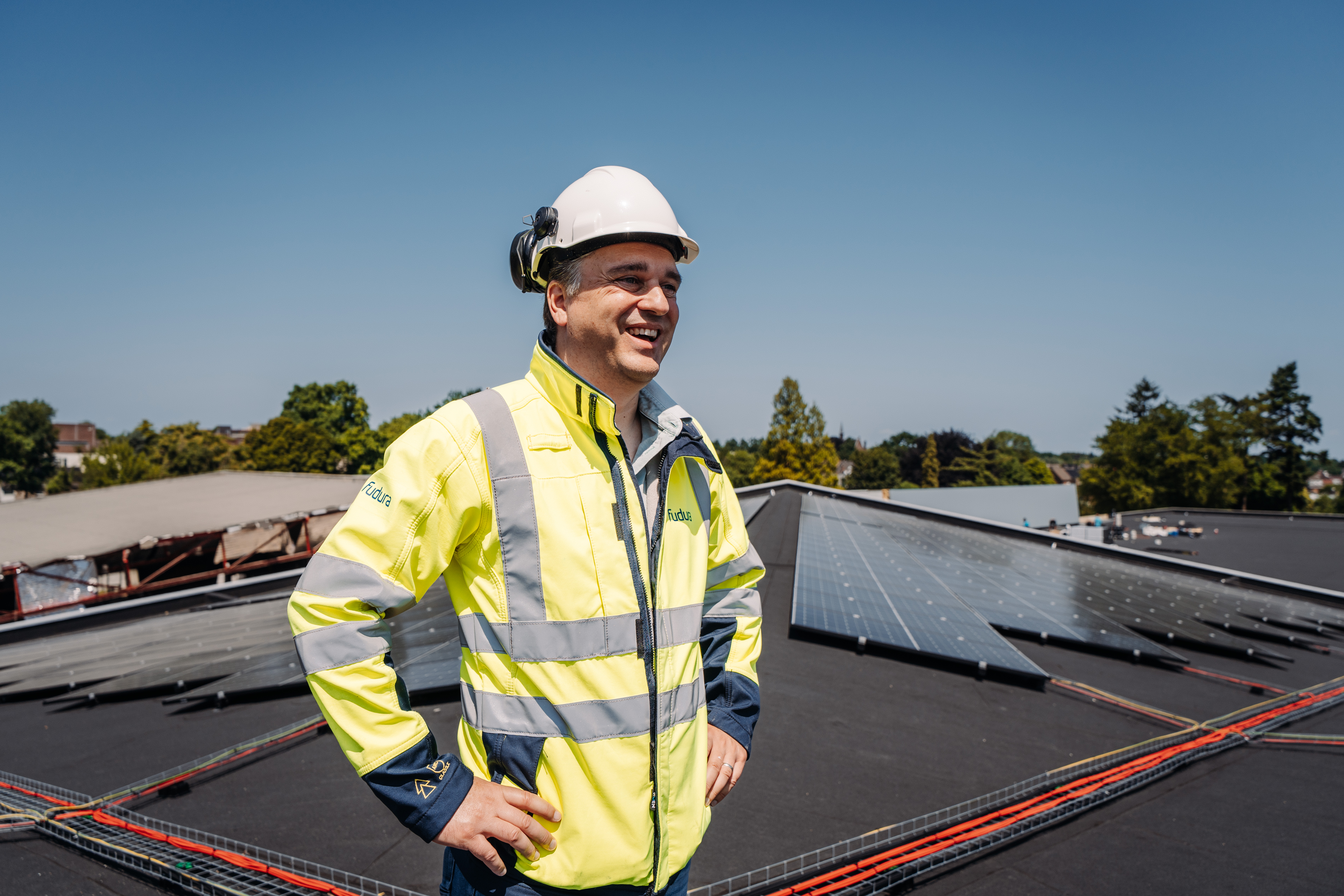 fudura zonne energie man op dak