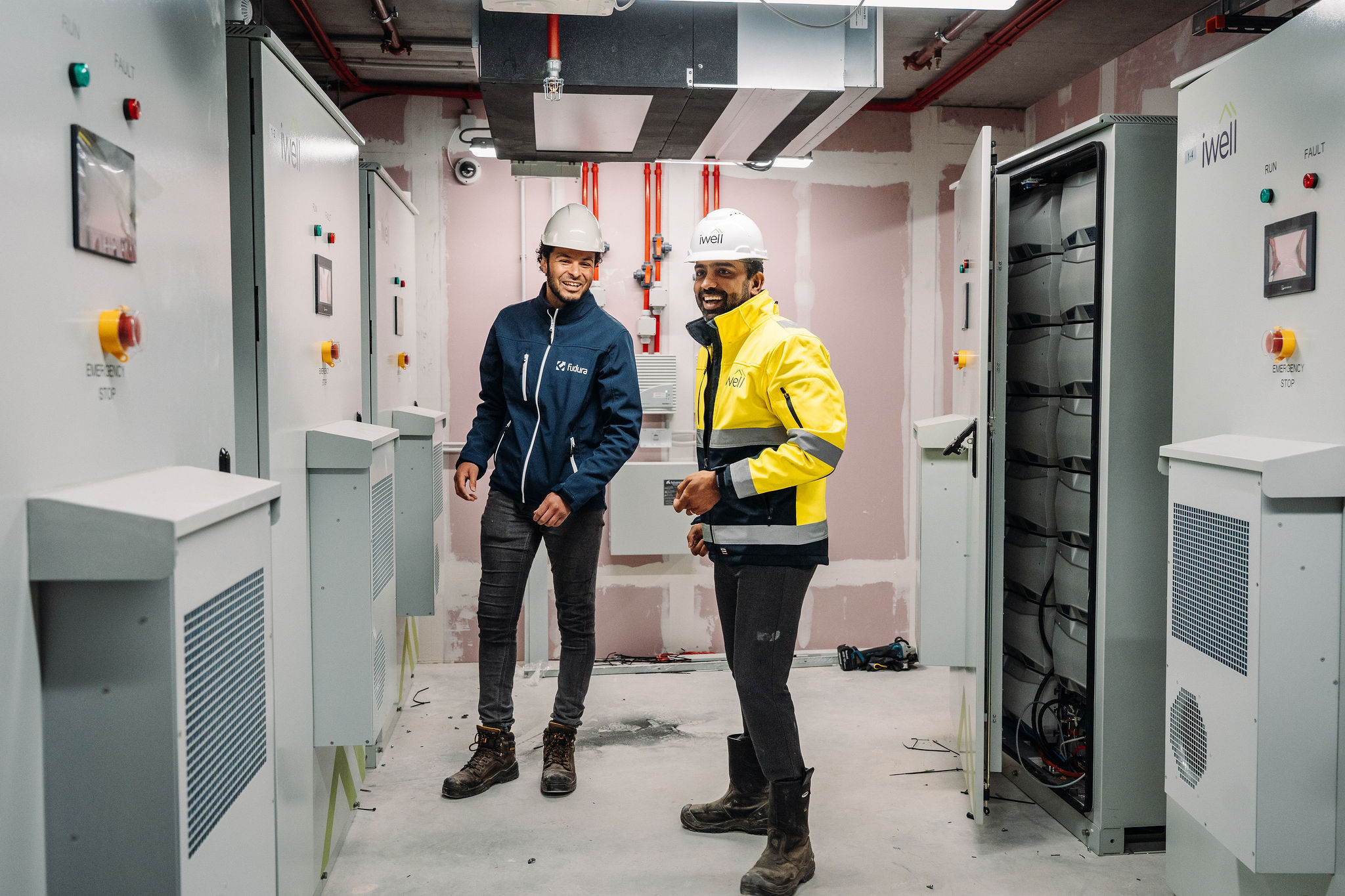 Fudura technici bij batterijopslag installatie in technische ruimte