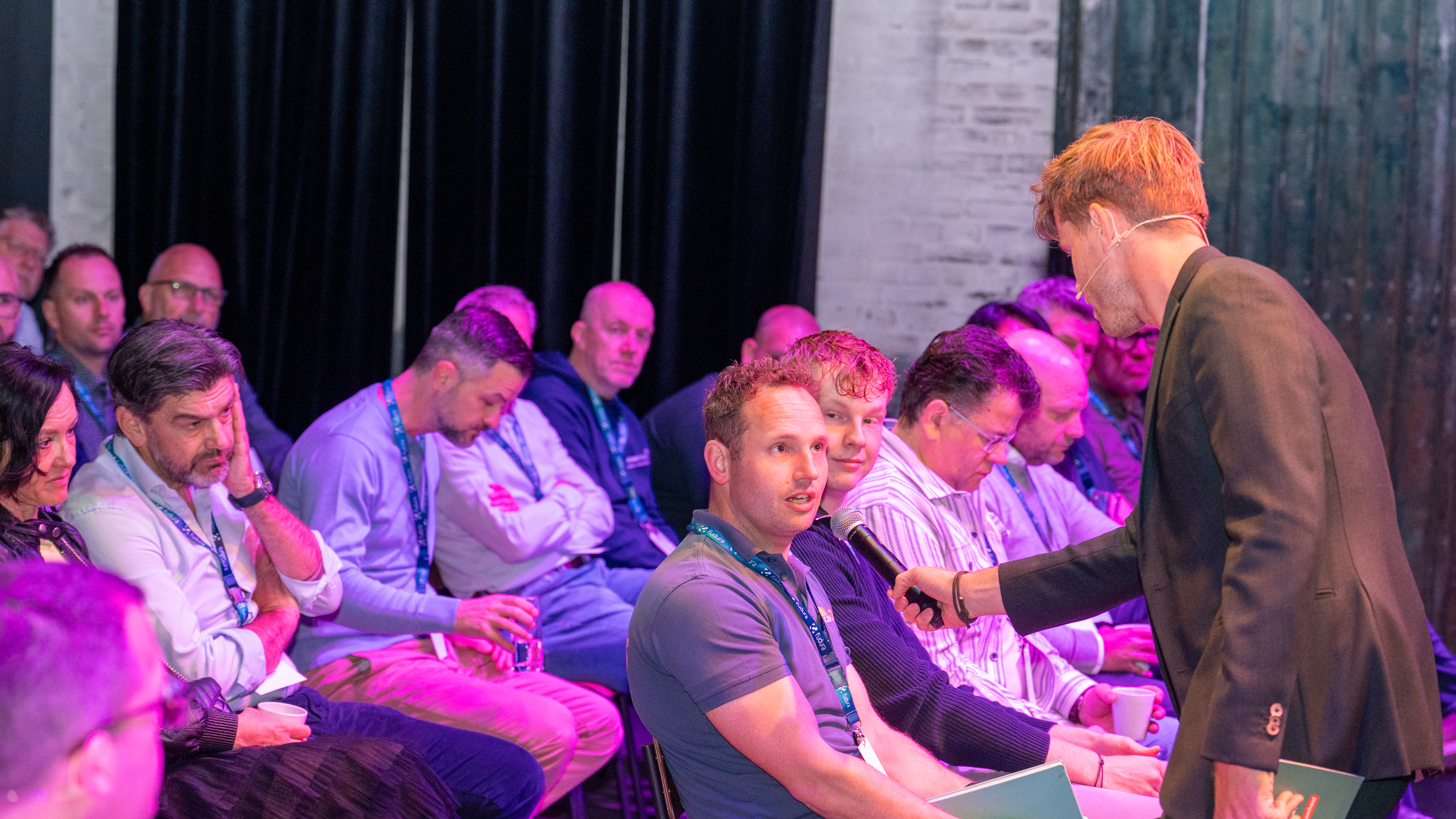 Spreker interviewt deelnemer - Eindhoven