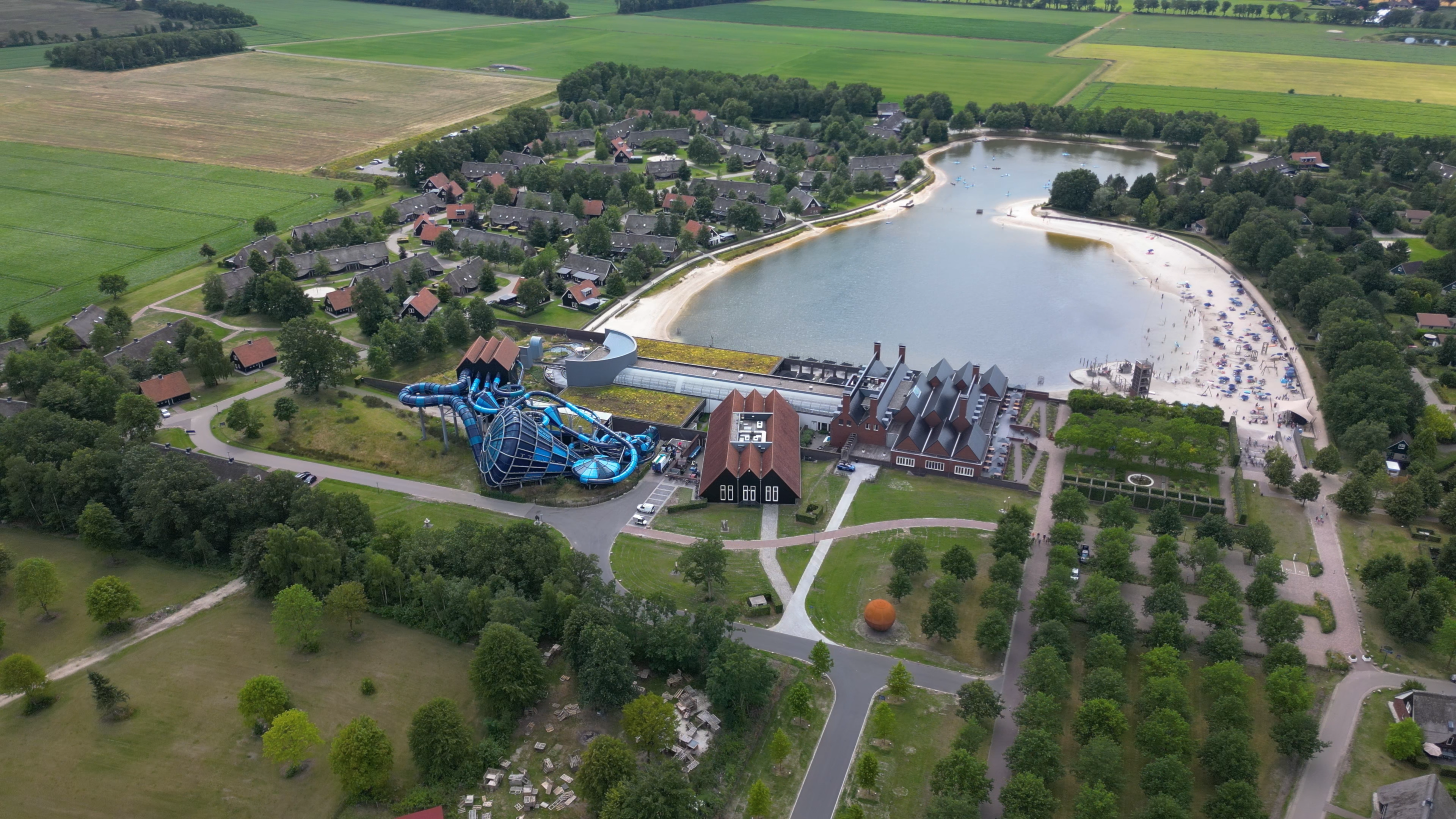 Luchtfoto van Hof van Saksen in Nooitgedacht met recreatiemeer, glijbanen en vakantiewoningen