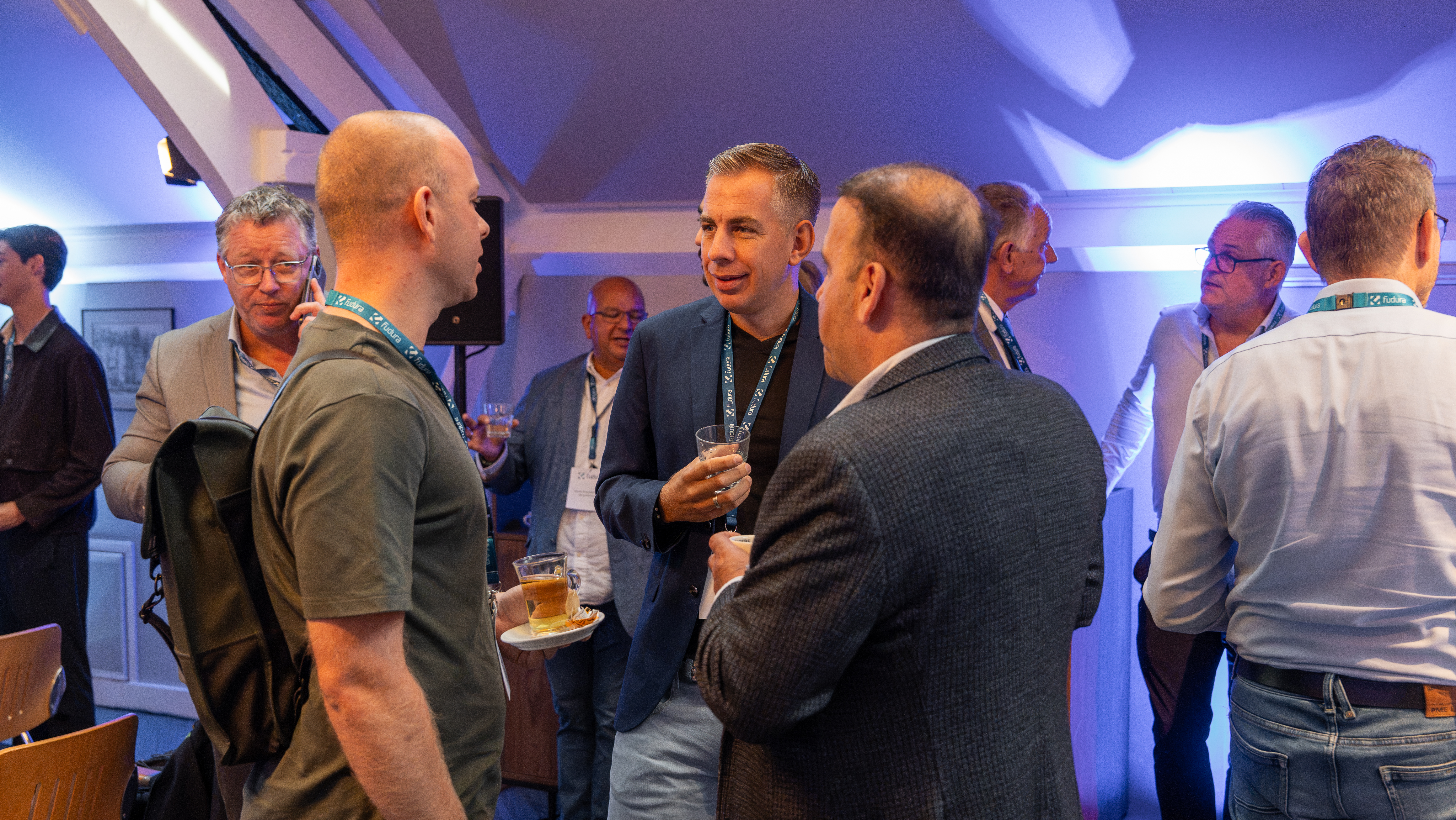 Mensen in gesprek tijdens event