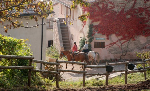 Cavalli e cavalieri davanti alla cucina del Cornacchino Vacanze romantiche a cavallo in Toscana