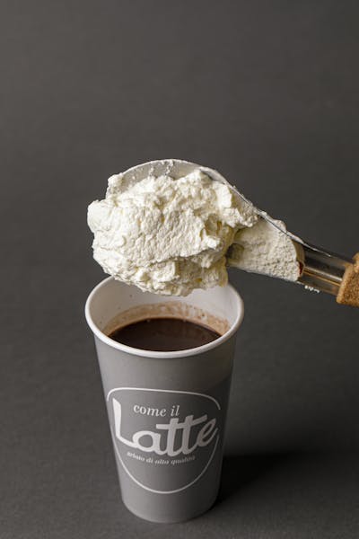 Bicchiere di carta con logo come il latte con panna