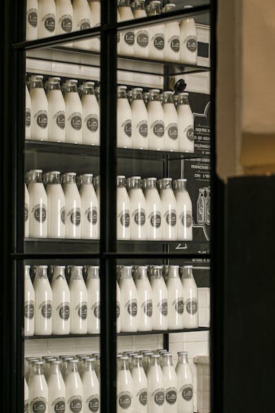 Scaffale bottiglie latte