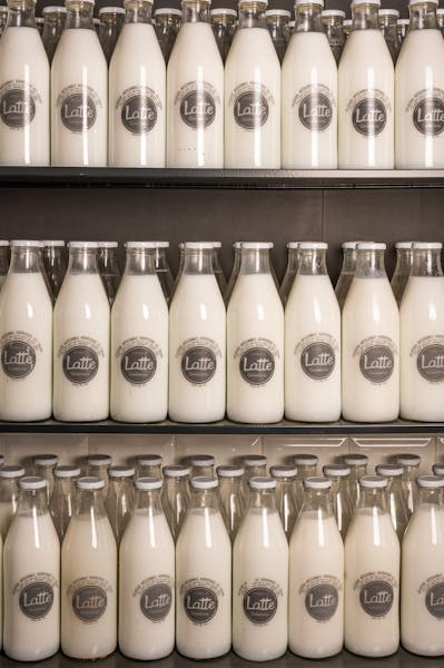 Dettaglio bottiglie latte