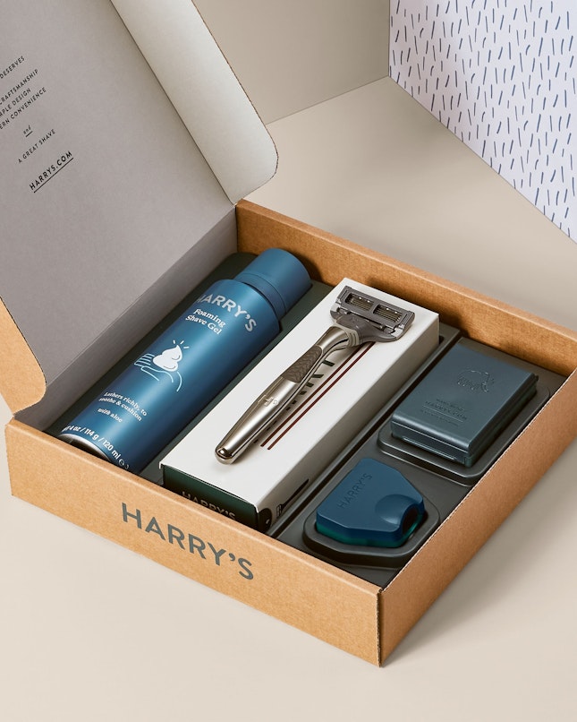 Harry's winston set with graphite handle, shave gel, blades and travel blade cover