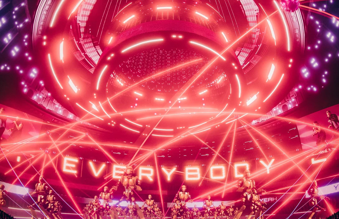 Backstreet Boys - Sphere Las Vegas - Silent House Backstreet Boys perform their hit song "Everybody (Backstreet's Back)" at Sphere Las Vegas. Lasers and red lighting illuminate the stage