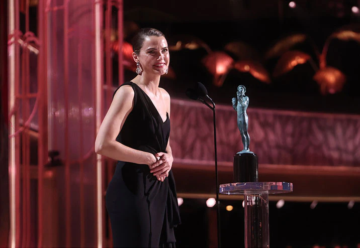 32nd Annual Actor Awards presented by SAG-AFTRA Keri Russell accepts the award for Outstanding Female Actor in a Drama Series at the 32nd Annual Actor Awards presented by SAG-AFTRA