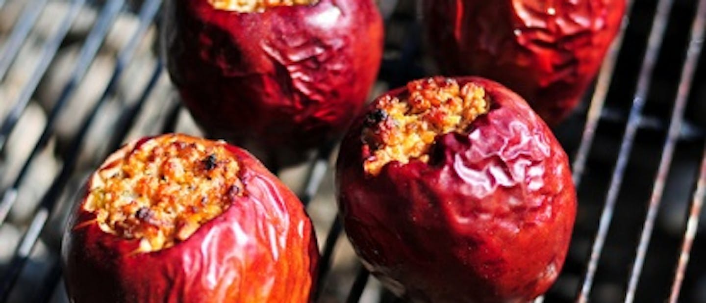 Nadevana in na žerjavici pečena jabolka