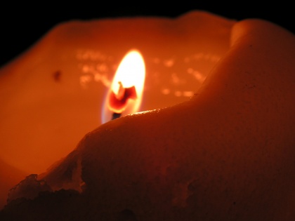 Ugasnimo luči in živimo počasi