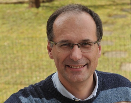 Skavt v volilni škatli s kulijem v roki