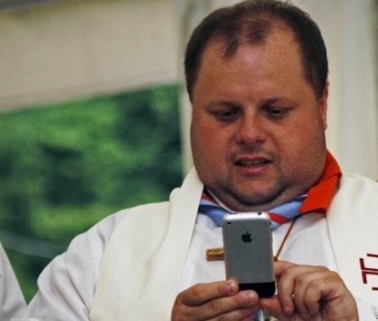 Imeti nadškofa, ki je skavt in imeti skavta, ki...