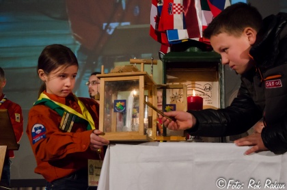 Luč miru iz Betlehema že v rokah slovenske...