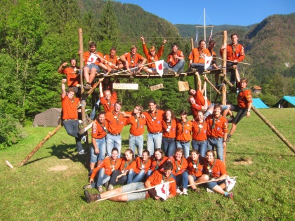 Skoči pokonci. Čvrsto stoj. HODI!