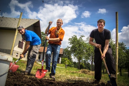 Malčki, očki in mamice pod šotori sredi gozdov...