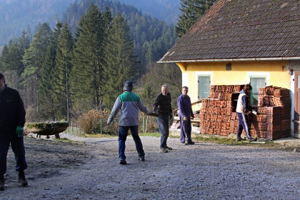 Skavt v nesreči ni sam ali delovna akcija pri...