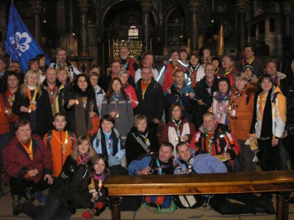 Izmenjava Luči miru iz Betlehema med odraslimi...