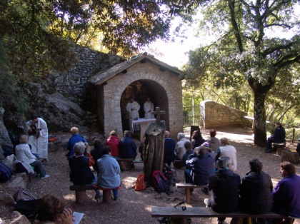 Po asiškem kamnu stopam in v njem iščem svoj...