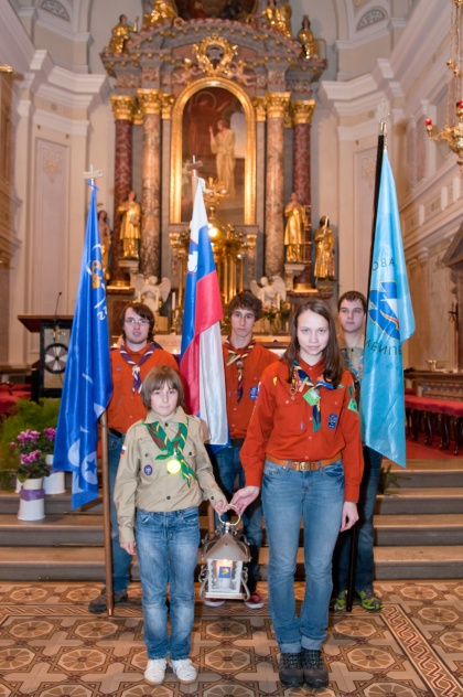 Sveti Vid ugleda Luč miru iz Betlehema (FOTO)