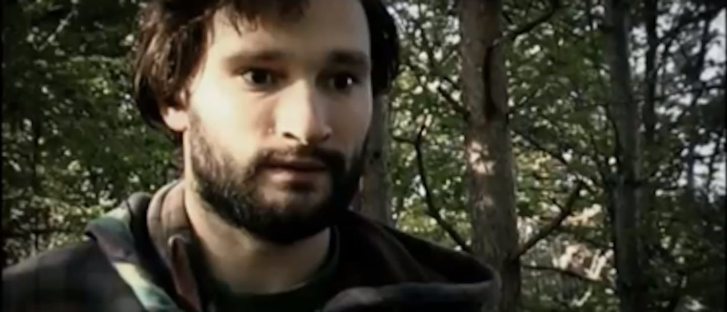 Ne z glavo čez zid; z roko v ogenj! (VIDEO)