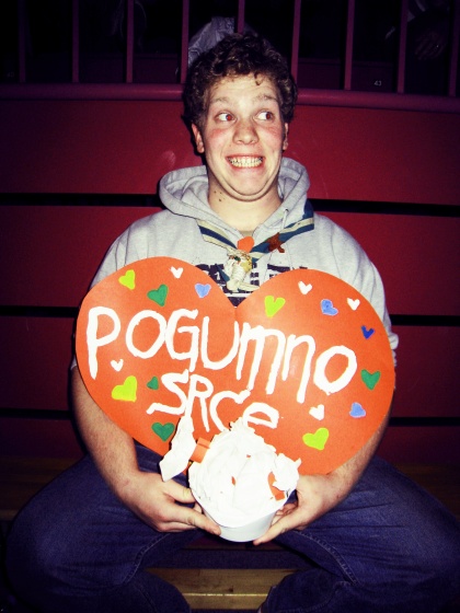 Skavt si žvižga in poje v težavah = Pogumno srce