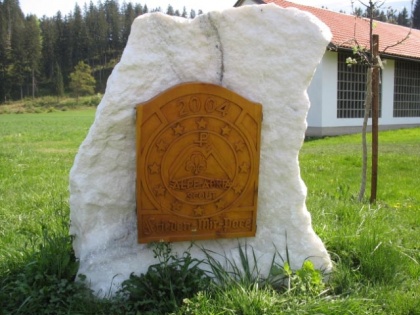 Tabla stoji in naše drevesce cveti