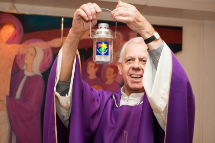 Luč miru iz Betlehema razsvetlila najdaljšo noč...