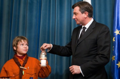 Luč Miru iz Betlehema prvič sprejel tudi Borut...