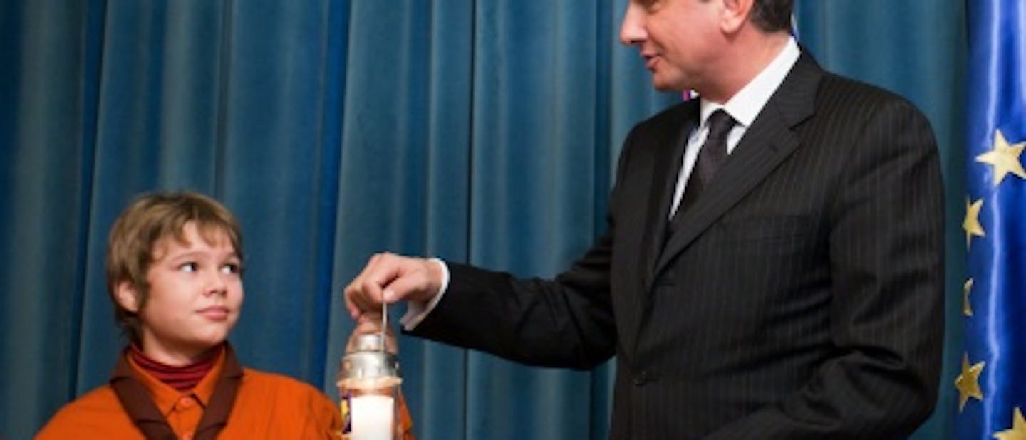 Luč Miru iz Betlehema prvič sprejel tudi Borut...