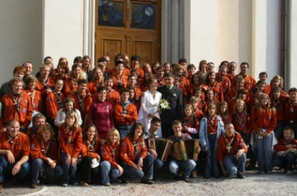 Pod obokom neba dvoje src trepeta