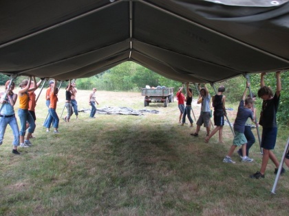 Členarju pomagali na noge