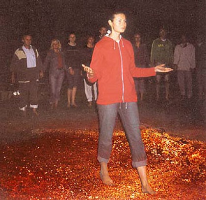 Hoja po vodi? Ne, po žerjavici.