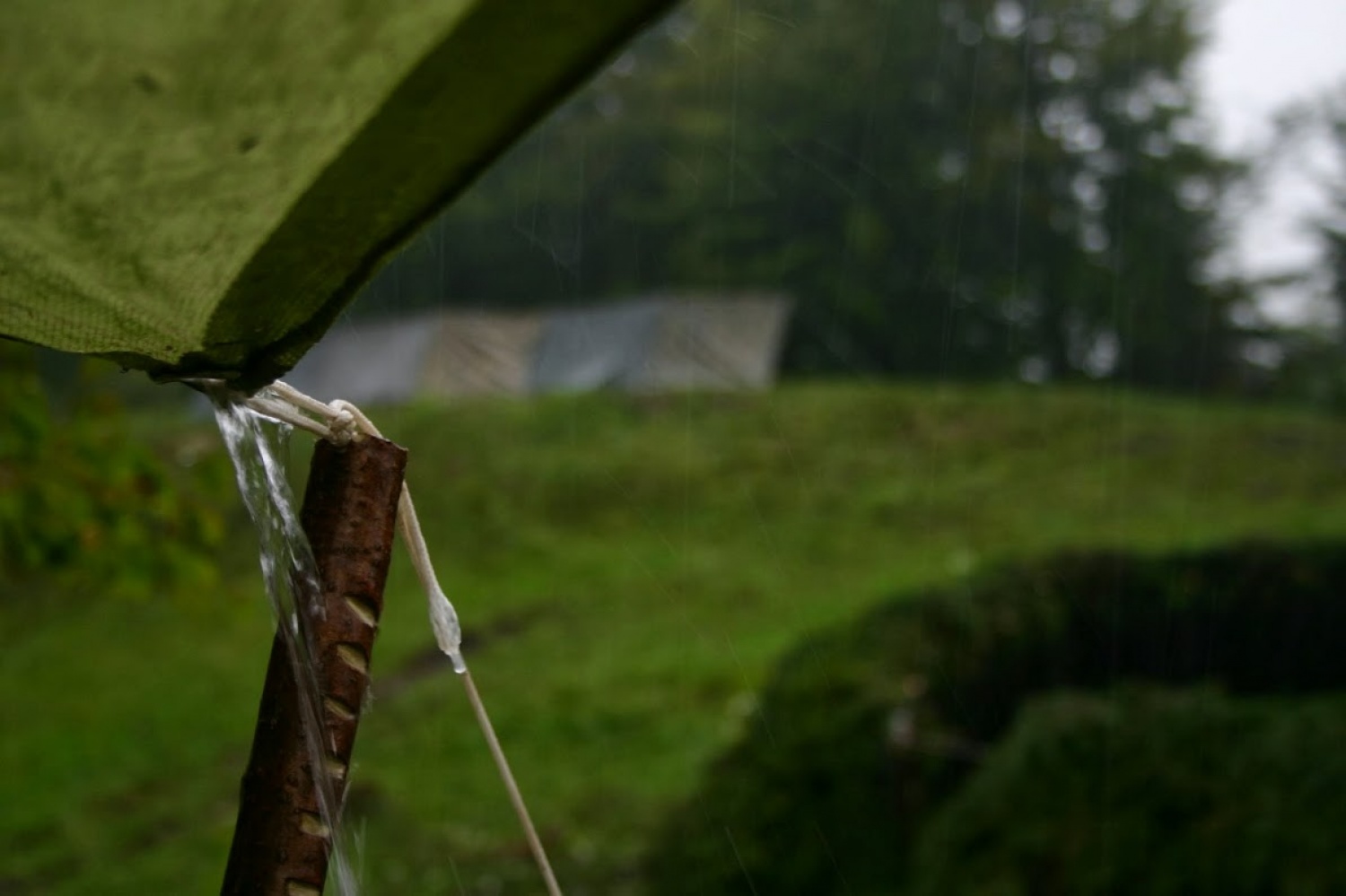 Bivak iz umetnih in iz naravnih materialov.