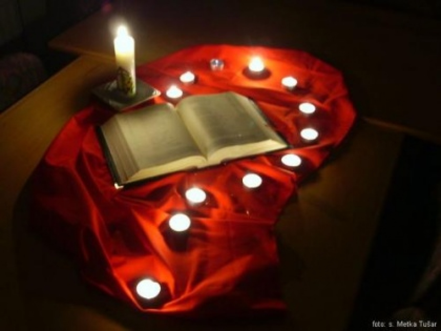 Obljuba, kraljica in Bog