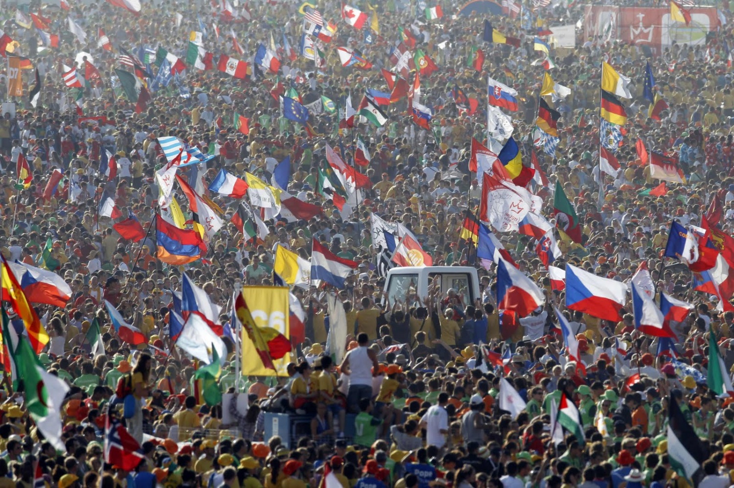 Množica mladih na letališču Cuatro Vientos.