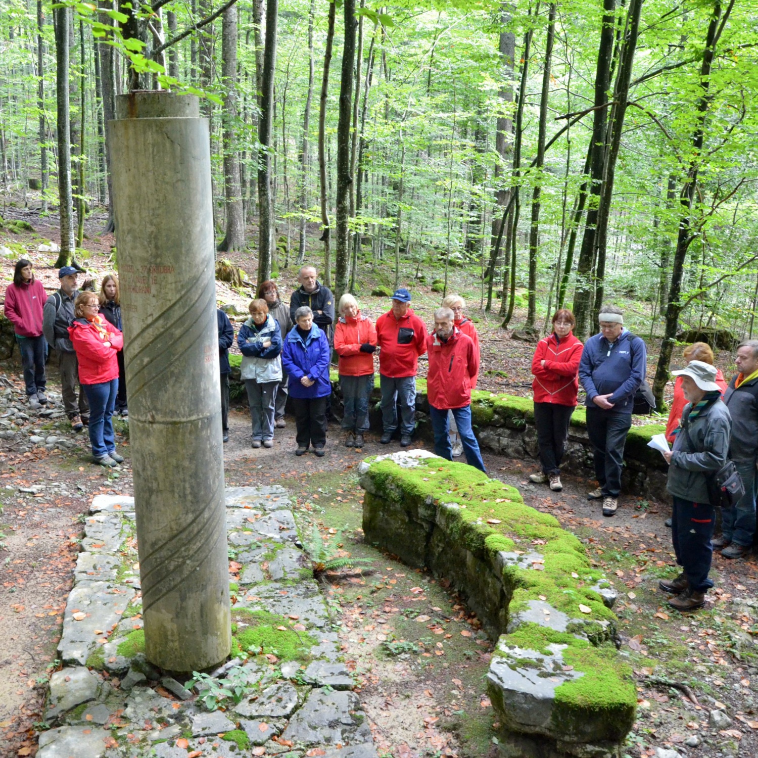 Molitev pri partizanskem obeležju