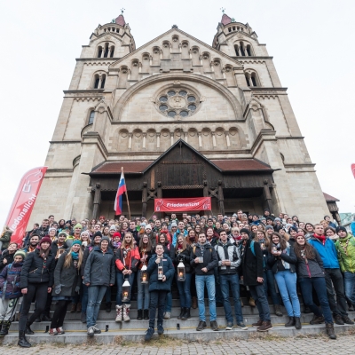 150 članska delegacija iz Slovenije na Dunaju sprejela Luč miru iz Betlehema