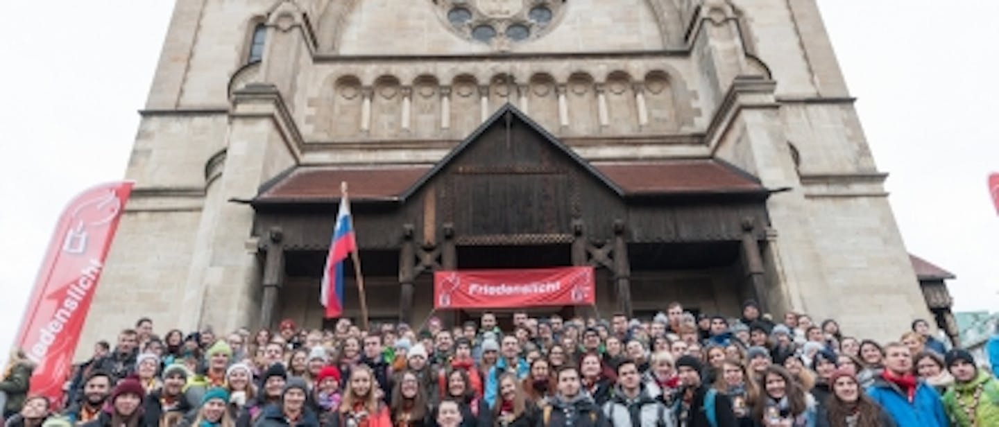 150 članska delegacija iz Slovenije na Dunaju sprejela Luč miru iz Betlehema