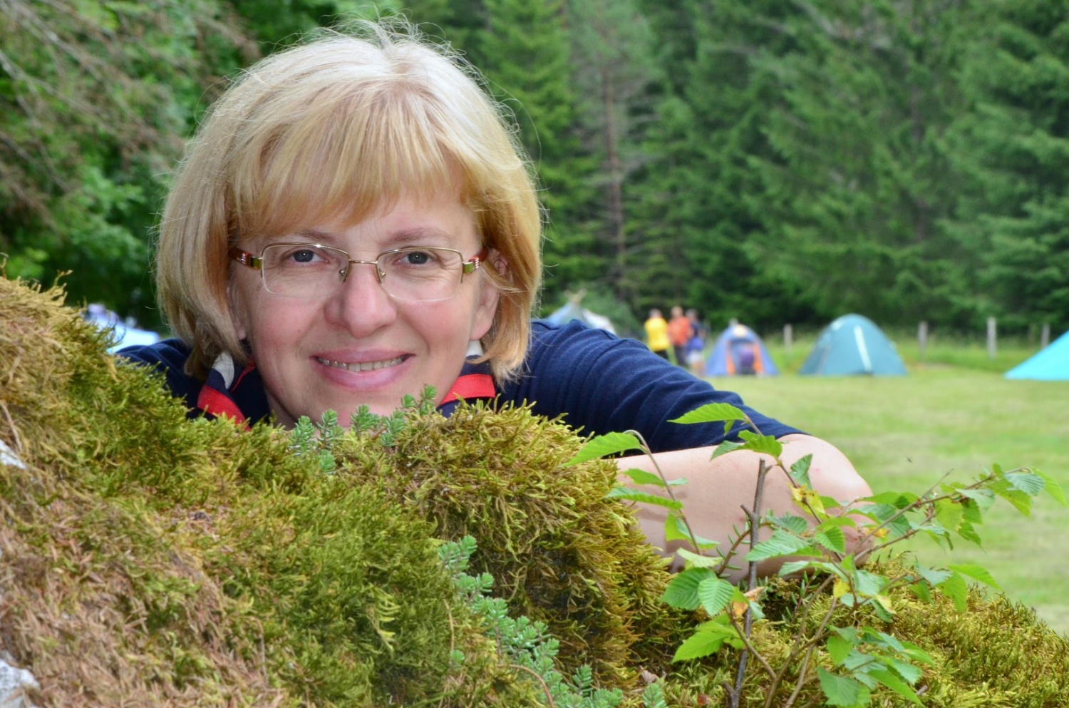 Marinka pri balvanu v taboru