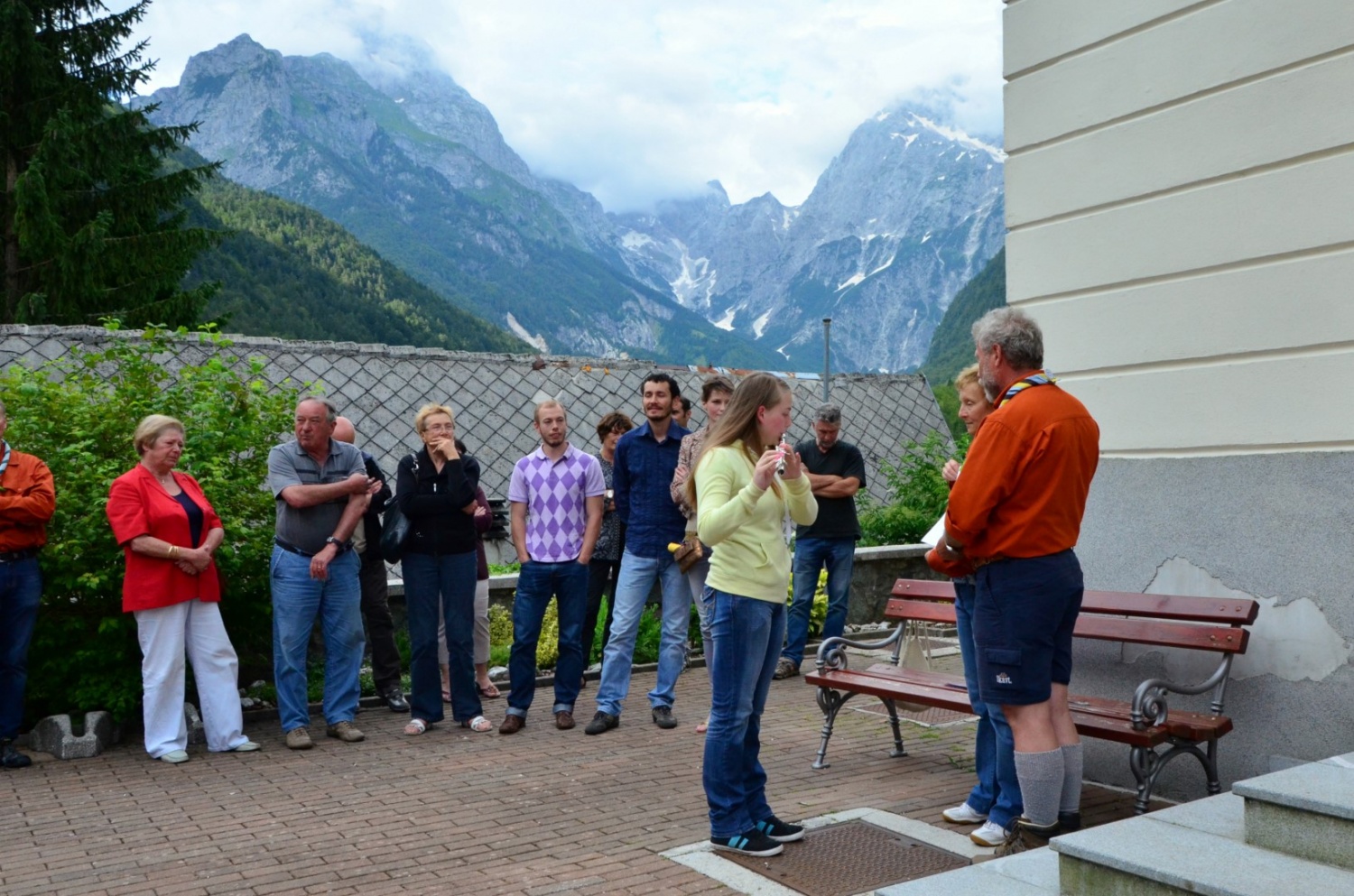 Načelnik drži note mladi flavtistki