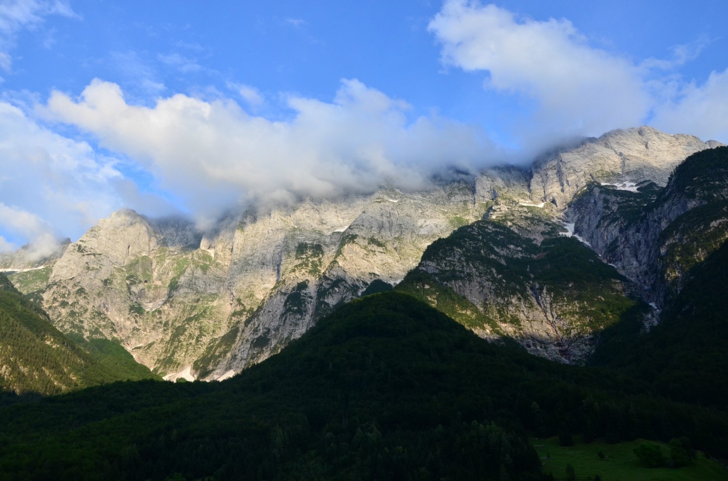 Tabor smo postavili pod mogočno Loško steno