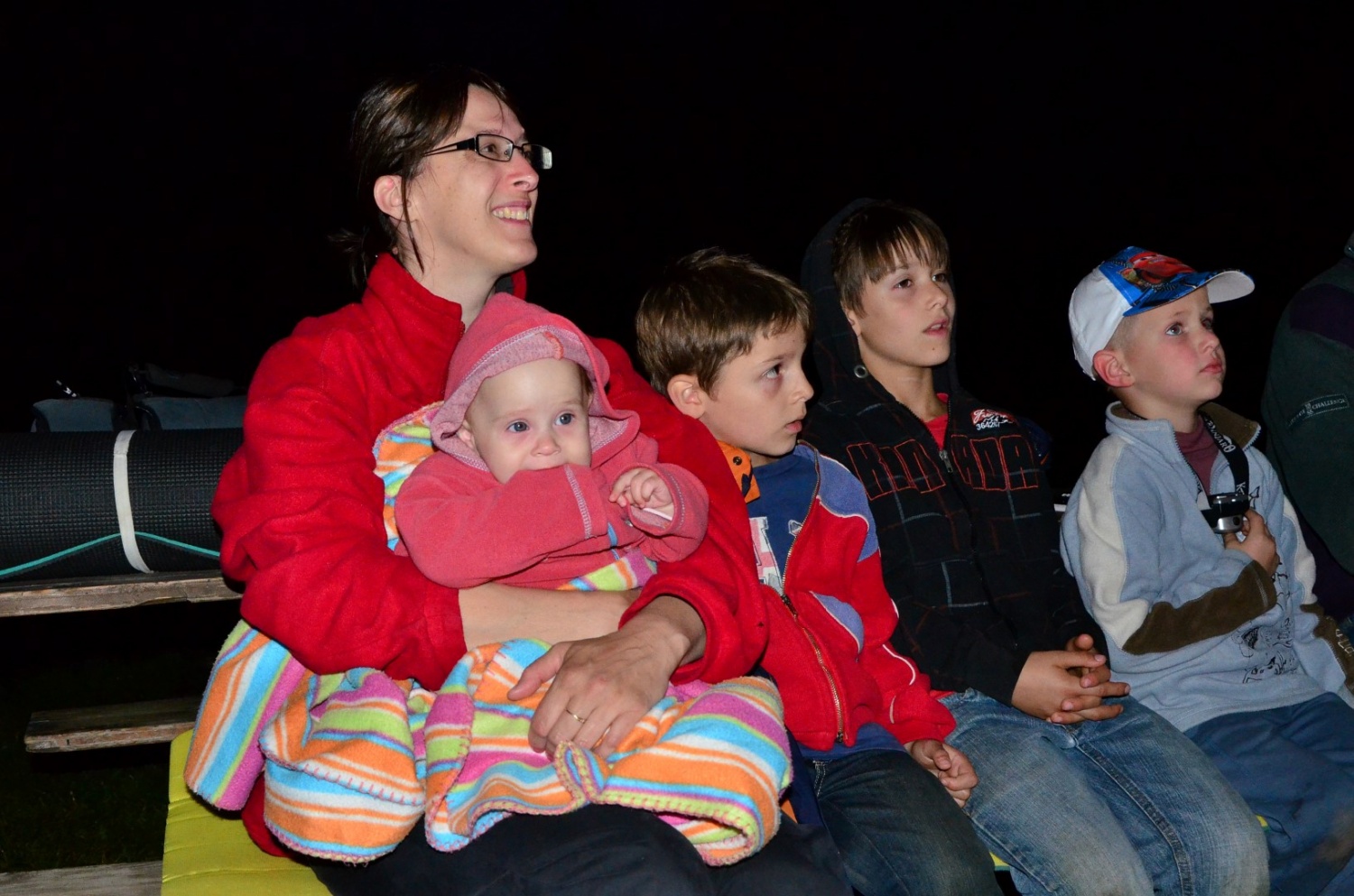 Del družine Pleško ob tabornem ognju