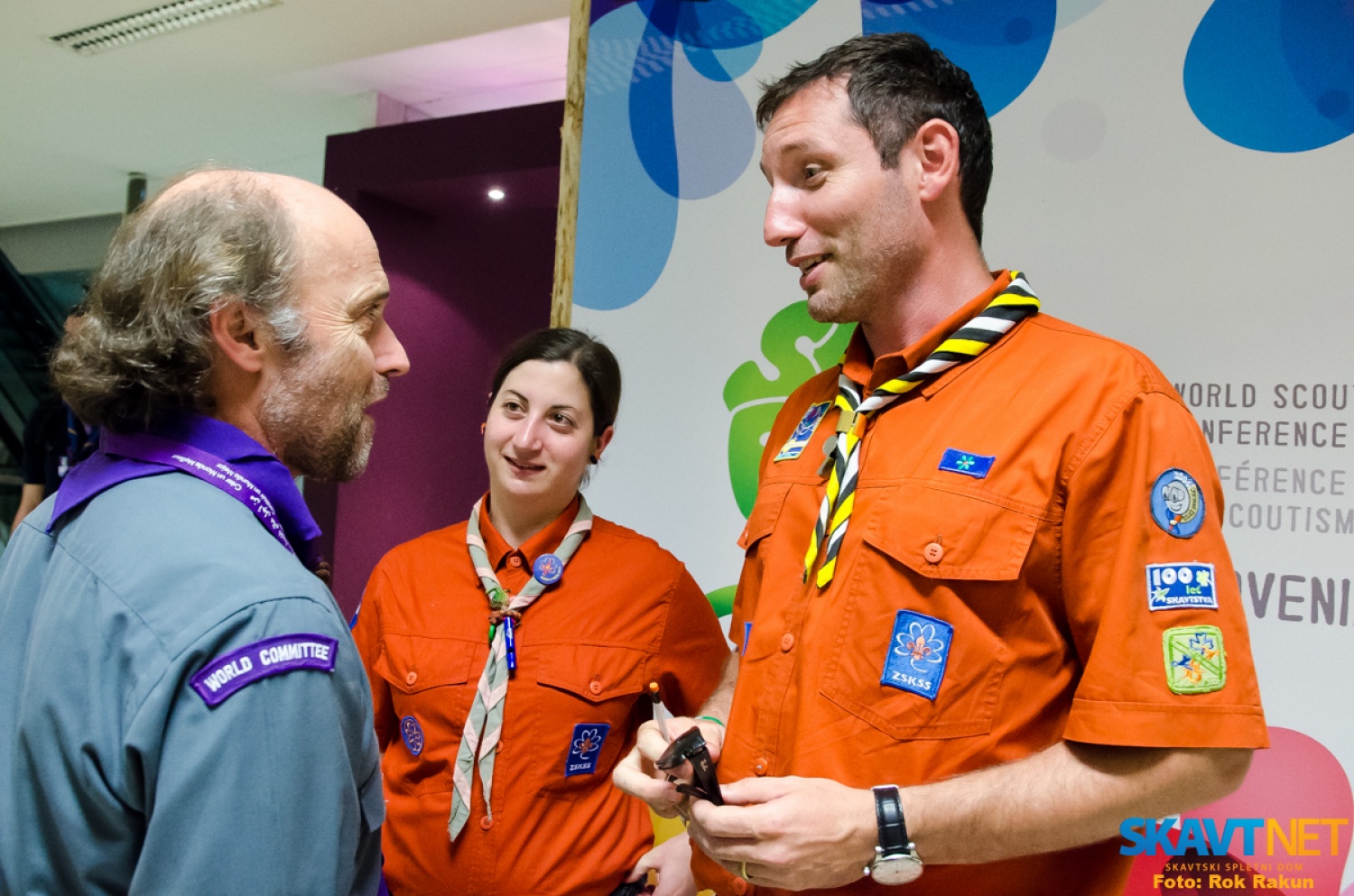 Načelnica Irena Mrak Merhar in načelnik Žiga Kovačič v pogovoru z enim od vodilnih članov WOSM