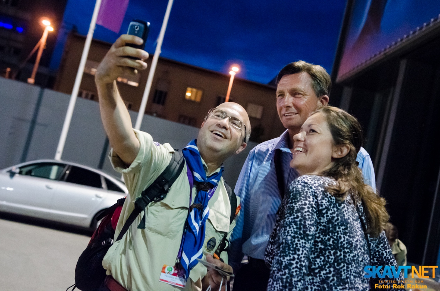 Predstavnika grških skavtov sta se fotografirala s Predsednikom Borutom Pahorjem