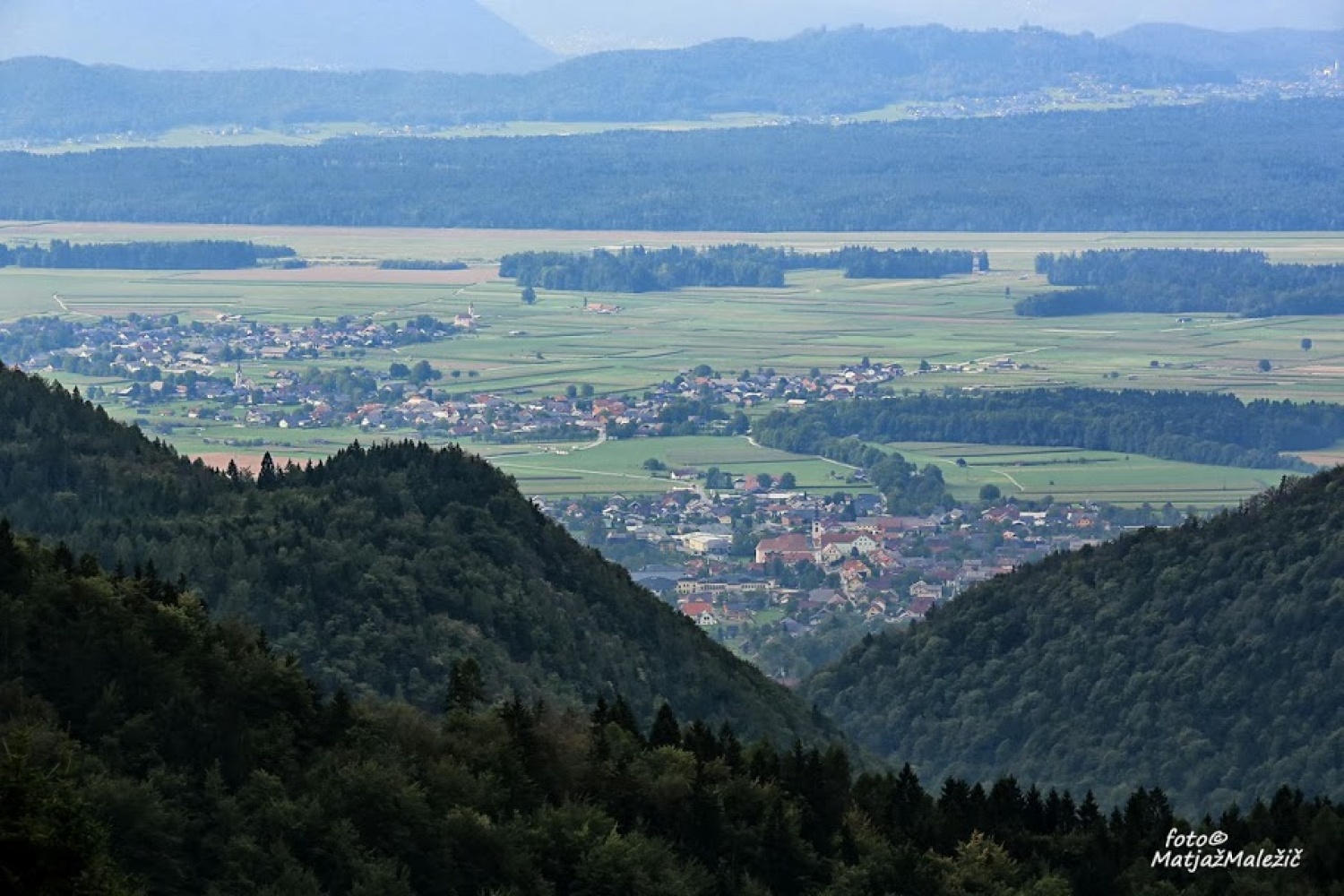 Pogled iz Davovca proti Cerkljem in okolici