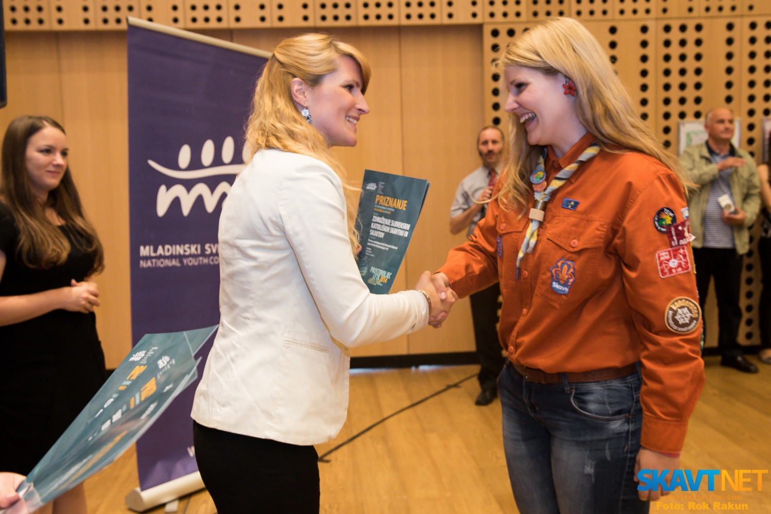 Ana Špes, poverjenica za odnose z javnostmi, prejema priznanje v imenu ZSKSS