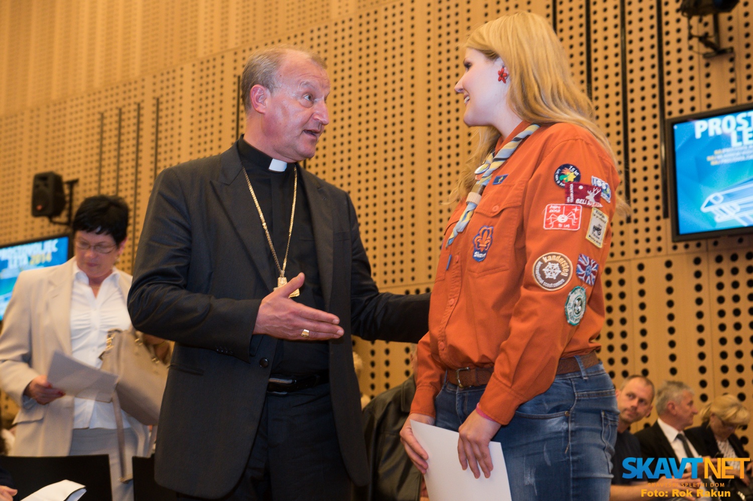 Ana Špes, poverjenica za odnose z javnostmi in dr. Anton Jamnik, ljubljanski pomožni škof