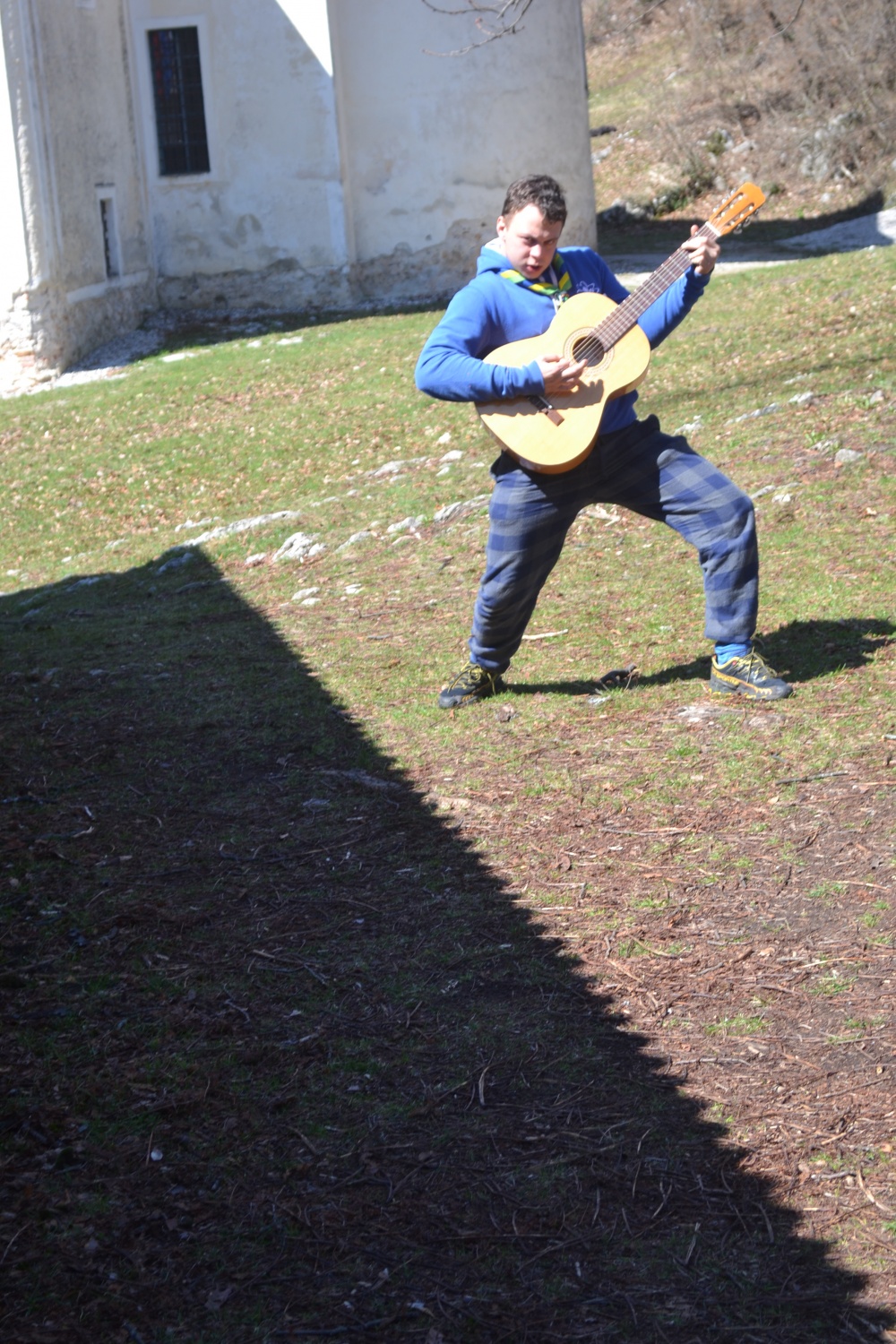Iki zna poleg koreninic izbirati tudi dobro glasbo.